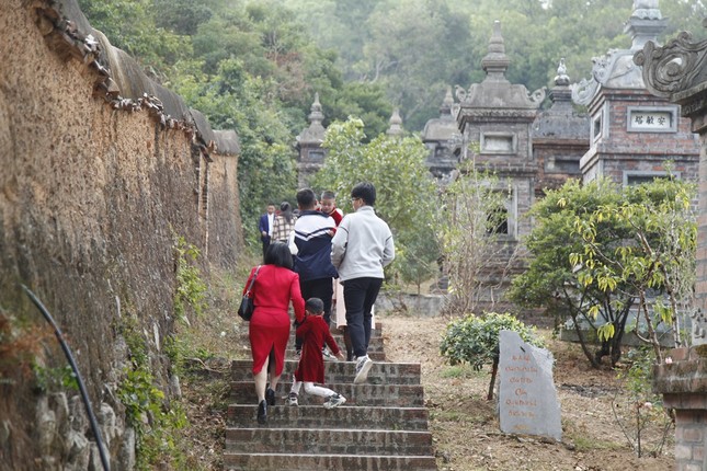 Người dân đổ về ngôi chùa có vườn tháp lớn nhất Việt Nam ngày đầu năm ảnh 4