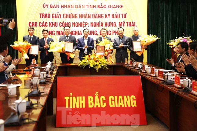 Bắc Giang trao chứng nhận đầu tư cho 4 khu công nghiệp với tổng diện tích hơn 860 ha ảnh 2