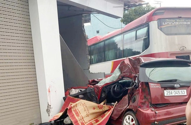 Xe chở công nhân tông vào ô tô đi ngược chiều, 2 vợ chồng thương vong ảnh 1