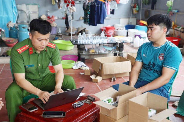 Công an ‘sờ gáy’ cơ sở bán hơn 100.000 đơn hàng mỹ phẩm giả qua Shopee, Tiktok ảnh 1