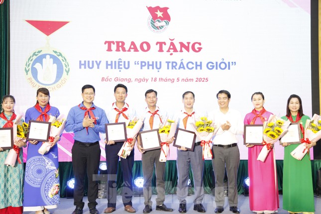 Bắc Giang trao huy hiệu 'Tuổi trẻ dũng cảm' cho đoàn viên và học sinh cứu người ảnh 1