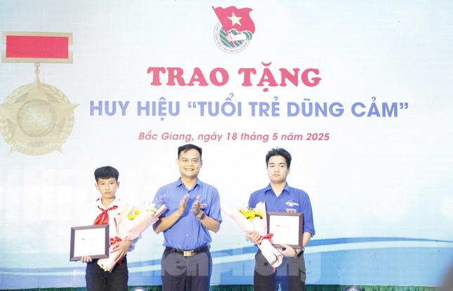 Bắc Giang trao huy hiệu 'Tuổi trẻ dũng cảm' cho đoàn viên và học sinh cứu người ảnh 2