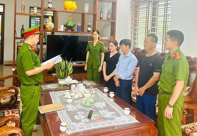Khởi tố người phụ nữ sản xuất và buôn bán thực phẩm giả ảnh 1