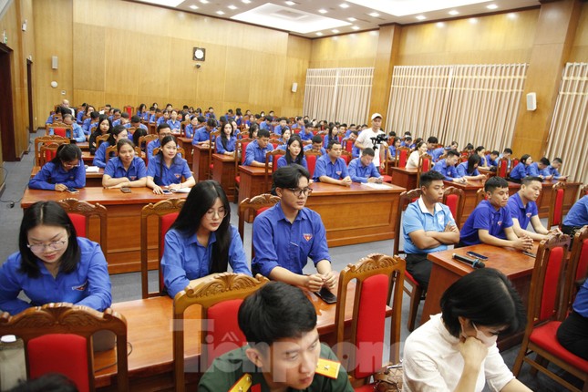 Thanh niên nên là tình nguyện viên hướng dẫn người dân về chuyển đổi số ảnh 1