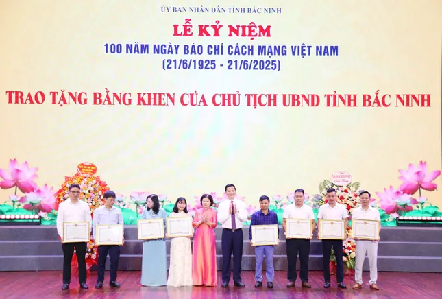 Phóng viên báo Tiền Phong nhận Bằng khen của tỉnh Bắc Ninh ảnh 1