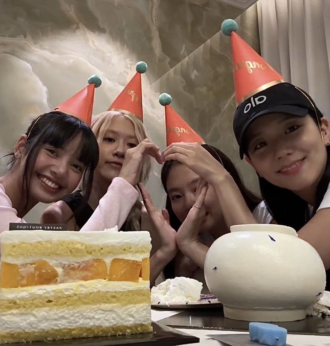 BLACKPINK livestream kỷ niệm 8 năm: Cảm động nhiều, meme "cảm lạnh" không ít ảnh 5