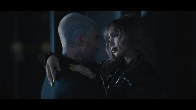 Maroon 5 tung MV "Priceless", Lisa - Adam Levine làm khán giả ngỡ như Ông bà Smith ảnh 5