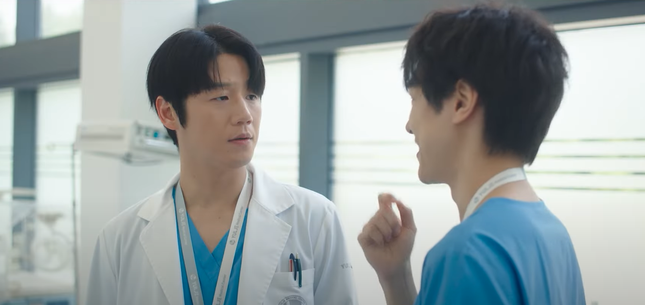 Resident Playbook tập 11, 12: Young - Won khó giấu, Myeong "thảo mai" nhận quả báo? ảnh 1
