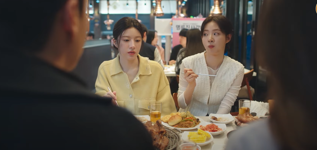 Resident Playbook tập 11, 12: Young - Won khó giấu, Myeong "thảo mai" nhận quả báo? ảnh 4