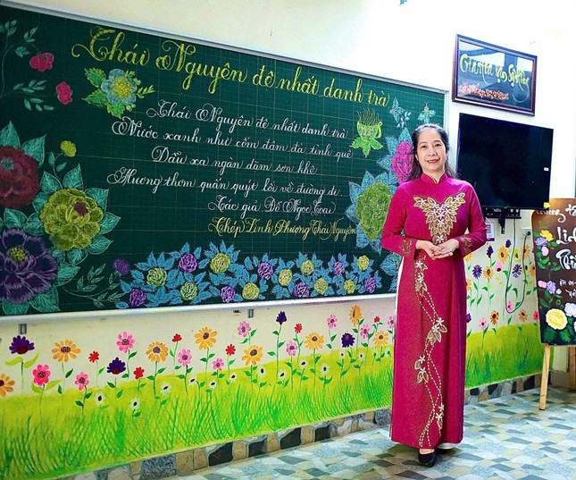 Cô giáo dạy chữ đẹp "phù phép" bảng đen thành những tranh nghệ thuật ảnh 2