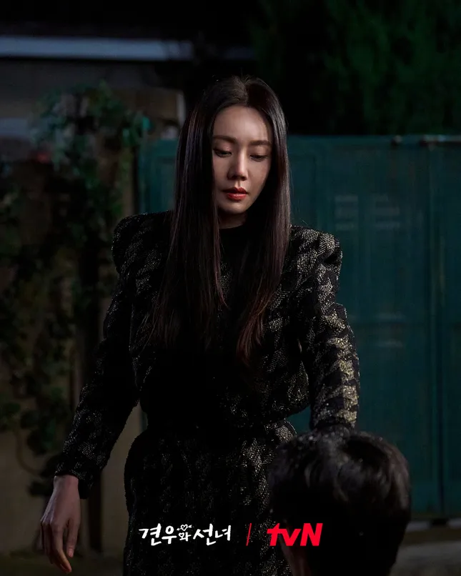 Head Over Heels tập 4: "Cái chùa" Gyeon U rung động, hết lạnh lùng với "cái chợ" Seong A ảnh 9