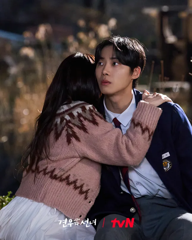 Head Over Heels tập 4: "Cái chùa" Gyeon U rung động, hết lạnh lùng với "cái chợ" Seong A ảnh 8
