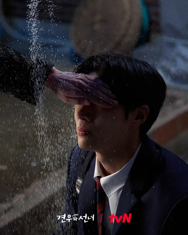 Head Over Heels tập 4: "Cái chùa" Gyeon U rung động, hết lạnh lùng với "cái chợ" Seong A ảnh 10