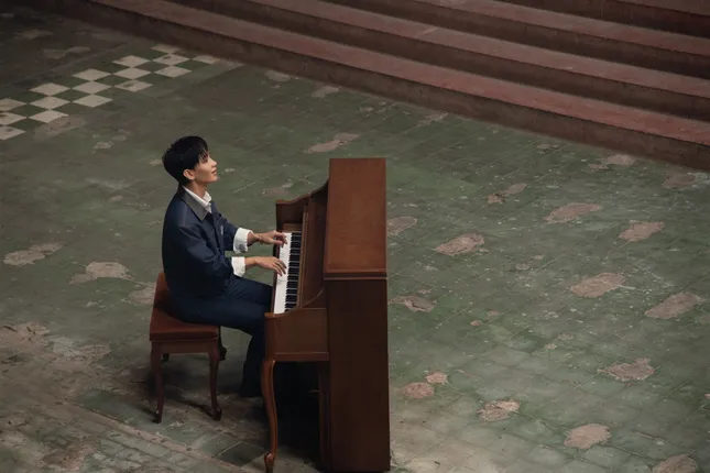 Hoàng Dũng - album Xoay Tròn: Thử sức cái mới nhưng vẫn "giữ anh cho ngày hôm qua" ảnh 1