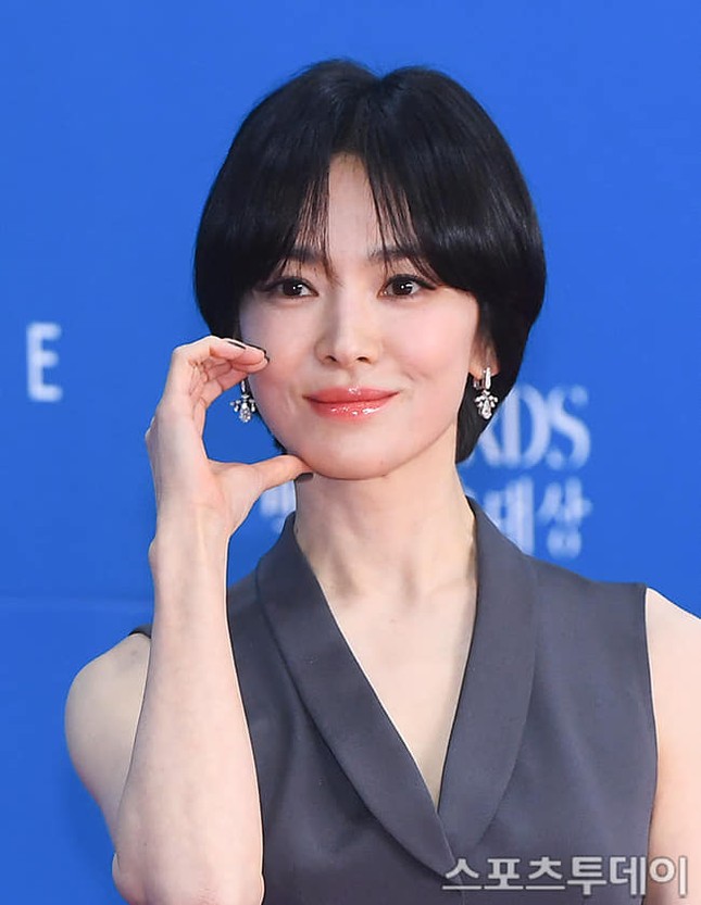Song Hye Kyo phản ứng thế nào khi “đụng độ” hai tình cũ, một tình tin đồn ở Baeksang 2025? ảnh 2