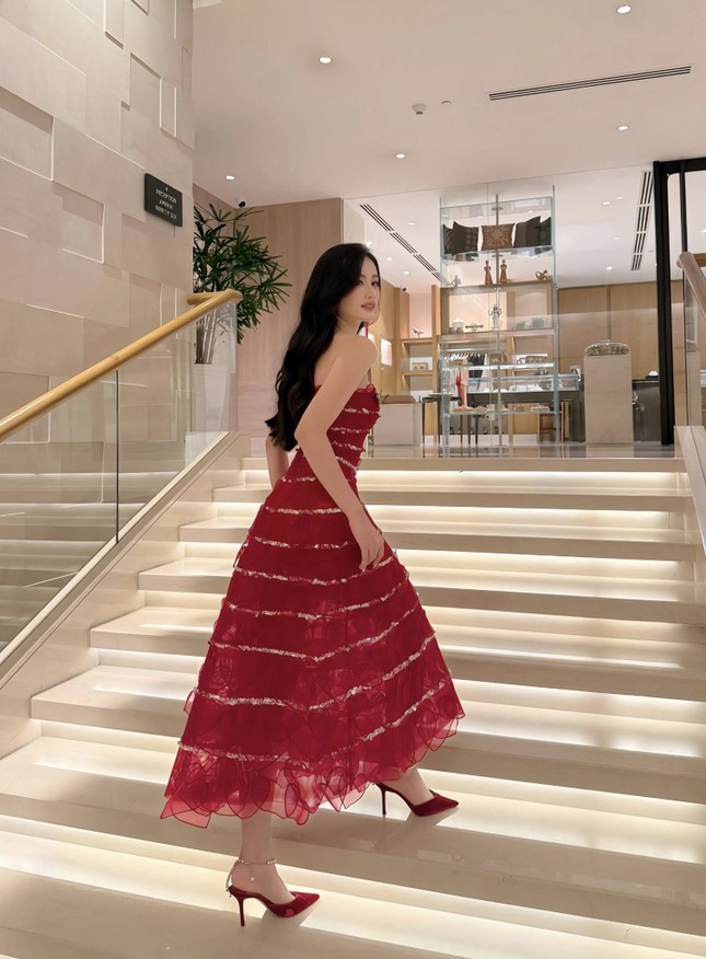 Nhìn Hoa hậu Ý Nhi bắn tiếng Anh ở Miss World 2025, netizen gọi tên Kỳ Duyên ảnh 2