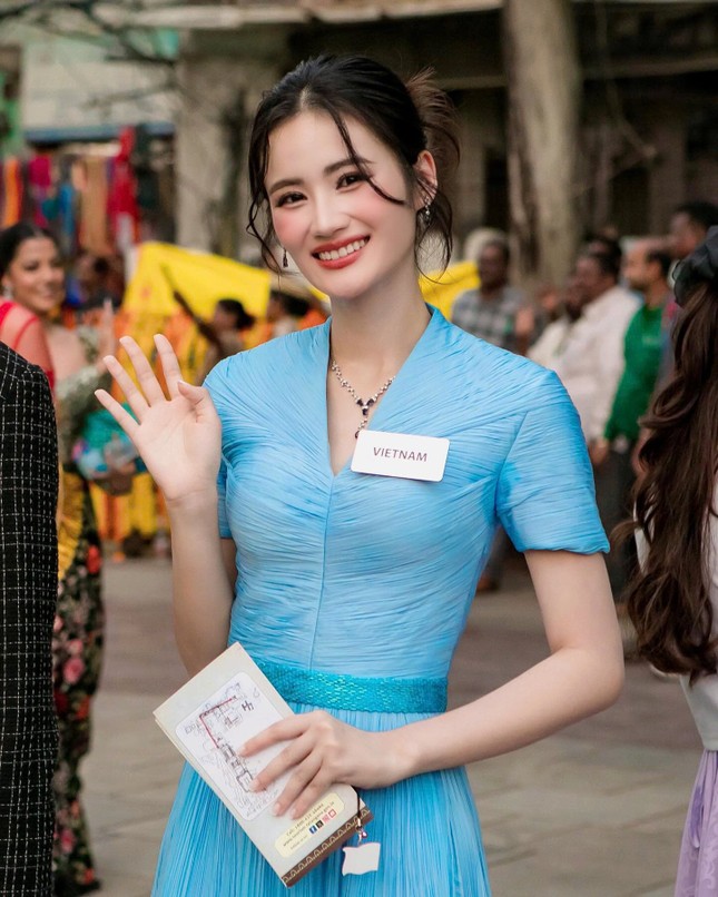 Hoa hậu Ý Nhi được khen khéo léo khi liên tục mặc trang phục xanh dương ở Miss World 2025 ảnh 6