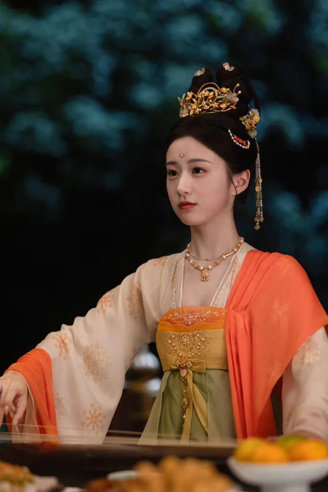 Thiều Hoa Nhược Cẩm có lẽ sẽ nổi tiếng hơn nếu không đụng độ Khom Lưng? ảnh 8