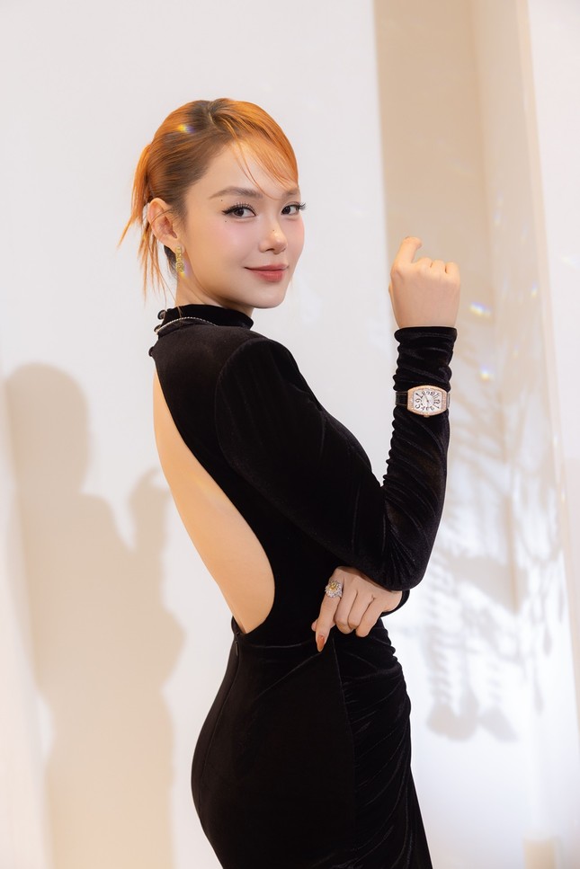 Khả Ngân lạ lẫm với tóc vàng, Pháp Kiều lên đồ cầu kỳ đi xem show thời trang ảnh 8