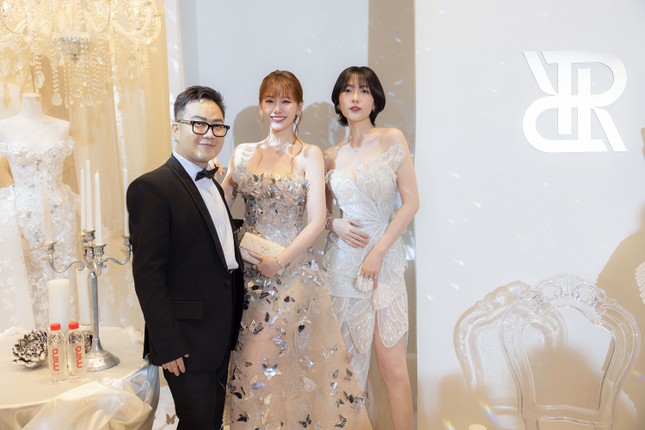 Khả Ngân lạ lẫm với tóc vàng, Pháp Kiều lên đồ cầu kỳ đi xem show thời trang ảnh 1