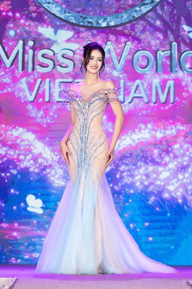 Điều khác lạ của bộ váy dạ hội Hoa hậu Ý Nhi mặc ở chung kết Miss World 2025 ảnh 3