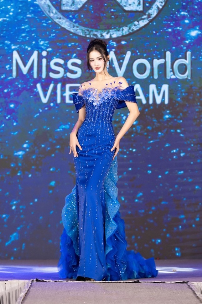 Điều khác lạ của bộ váy dạ hội Hoa hậu Ý Nhi mặc ở chung kết Miss World 2025 ảnh 1