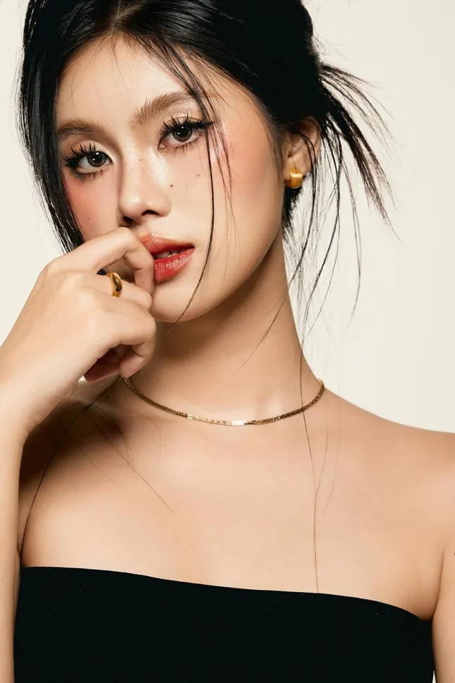 Bên cạnh giọng hát ngọt ngào, cô gái này còn là “mỹ nhân mặt mộc” ở Hoa hậu Việt Nam 2024 ảnh 9