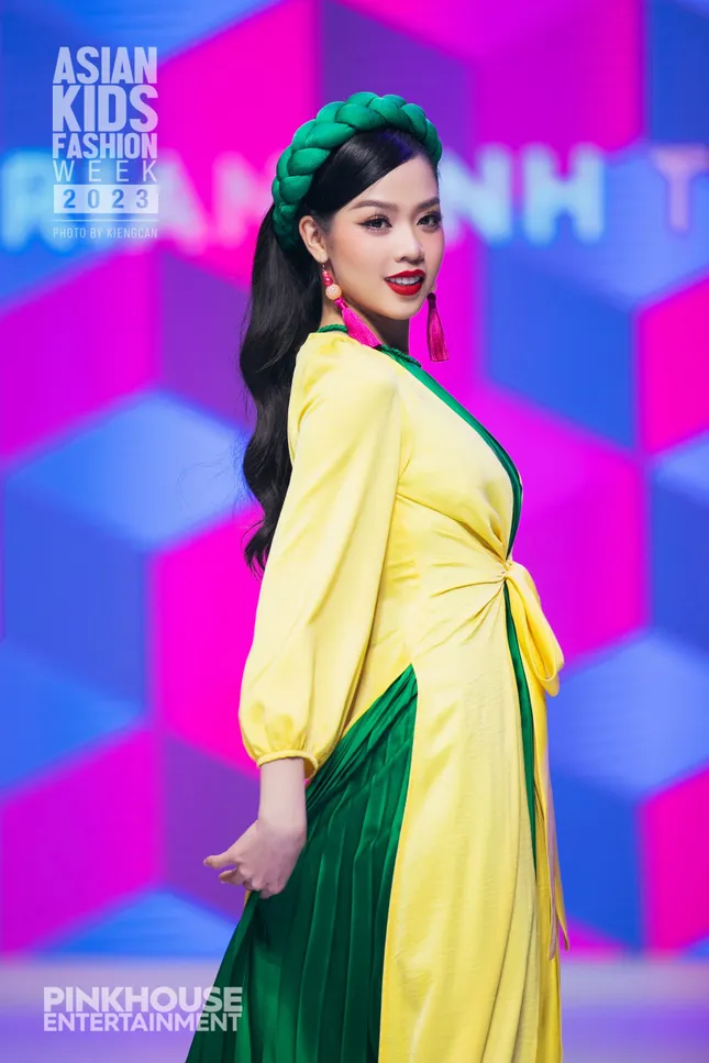 Các Hoa hậu Việt Nam lần đầu catwalk sau đăng quang: Hà Trúc Linh cực thần thái ảnh 7
