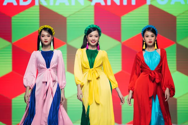 Các Hoa hậu Việt Nam lần đầu catwalk sau đăng quang: Hà Trúc Linh cực thần thái ảnh 1