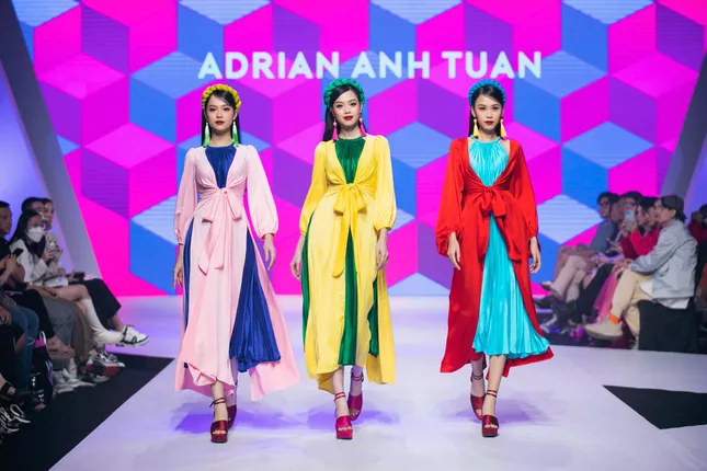Các Hoa hậu Việt Nam lần đầu catwalk sau đăng quang: Hà Trúc Linh cực thần thái ảnh 6
