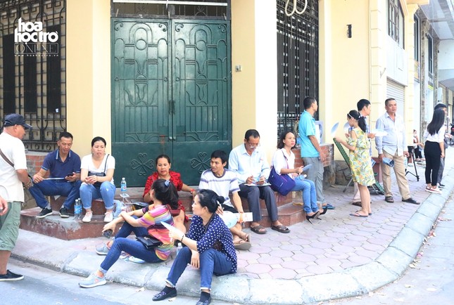 Loạt ảnh đến trường thi mới hiểu lòng cha mẹ: Đợi con thi vào lớp 10 dưới nắng nóng 38 độ ảnh 3