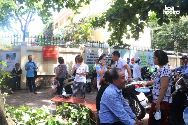 Loạt ảnh đến trường thi mới hiểu lòng cha mẹ: Đợi con thi vào lớp 10 dưới nắng nóng 38 độ ảnh 4