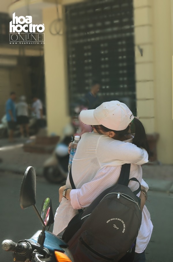 Loạt ảnh đến trường thi mới hiểu lòng cha mẹ: Đợi con thi vào lớp 10 dưới nắng nóng 38 độ ảnh 1
