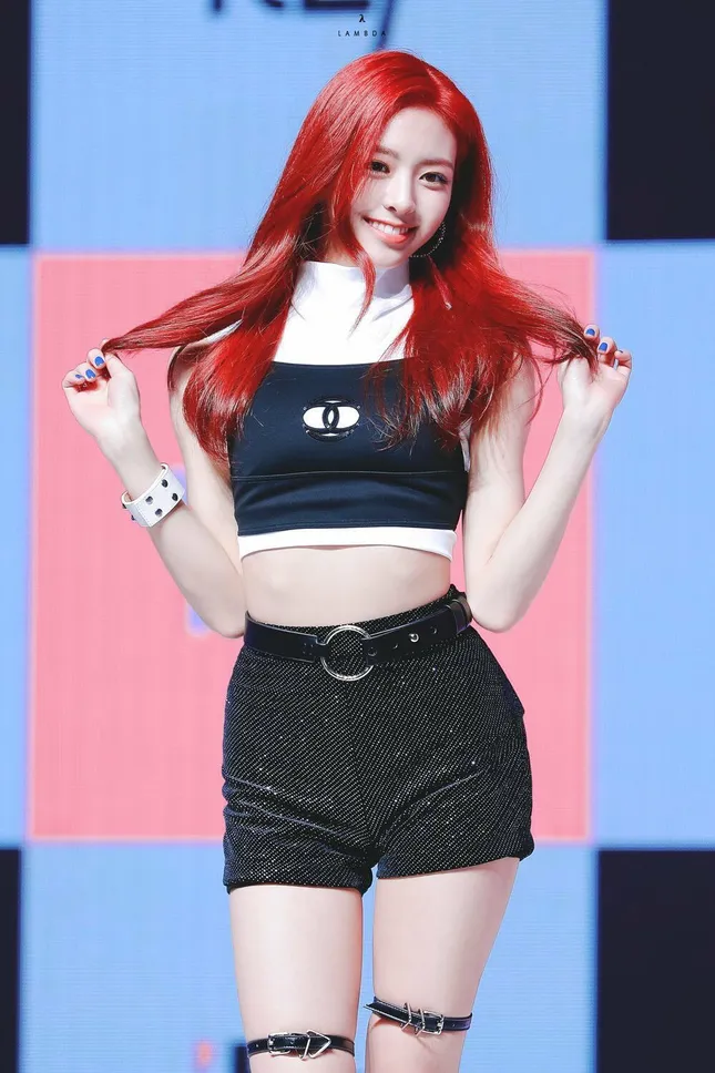 Bí quyết nào giúp Yuna (ITZY) trở thành cô em út siêu hút fan? ảnh 2