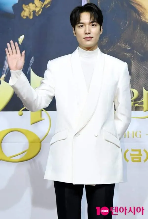 Họp báo “Quân Vương Bất Diệt”: Lee Min Ho tình bể bình bên nam phụ Woo Do Hwan ảnh 2