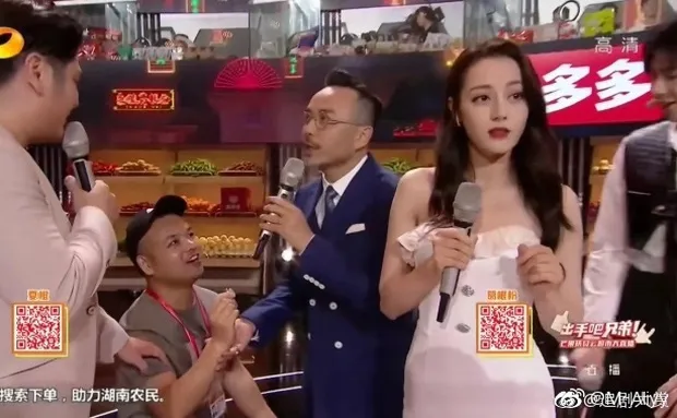 Địch Lệ Nhiệt Ba bị fan cuồng bất ngờ cầu hôn nhưng Vương Nhất Bác lại nhận “gạch đá” ảnh 2