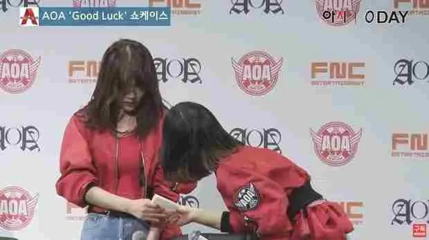 Netizen “đào mộ” loạt khoảnh khắc cho thấy Jimin (AOA) đã phũ phàng với Mina từ lâu ảnh 4