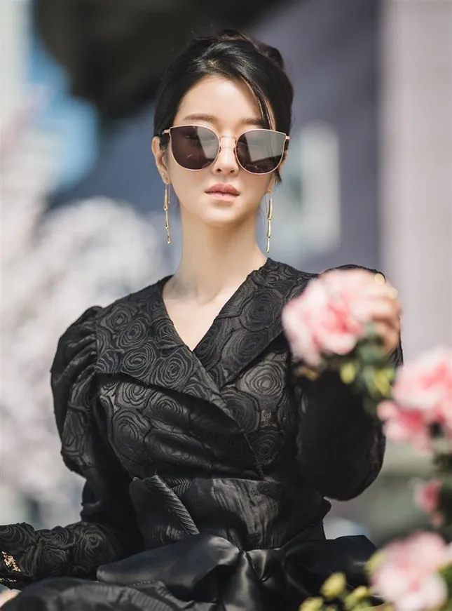 Mặc đồ chíp đen với váy dập lỗ trắng, Seo Ye Ji gây tranh cãi về cách phối đồ ảnh 6