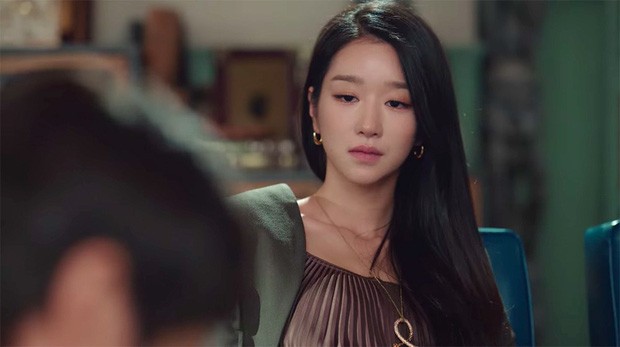 Giữa tủ đồ hiệu khổng lồ, Seo Ye Ji bất ngờ diện trang phục của nhà thiết kế gốc Việt ảnh 4
