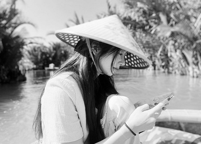 Ngất ngây trước bộ ảnh du lịch Hội An đẹp như chụp tạp chí của Seo Ye Ji ảnh 2