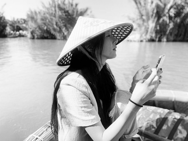 Ngất ngây trước bộ ảnh du lịch Hội An đẹp như chụp tạp chí của Seo Ye Ji ảnh 3