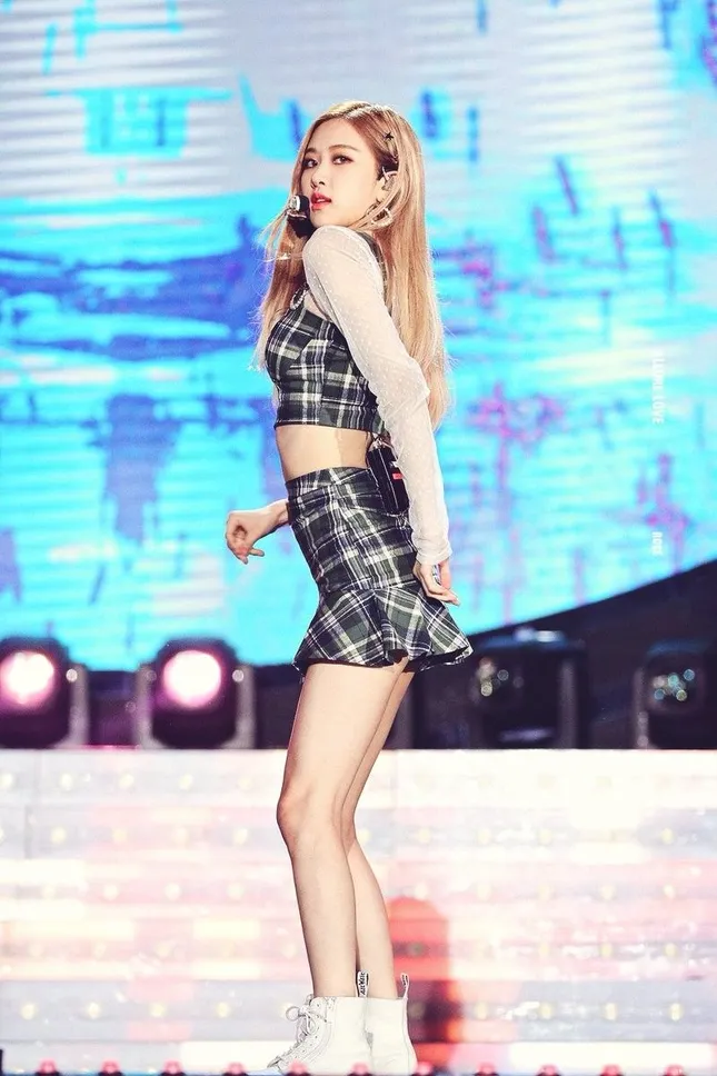 Rosé (BLACKPINK) tiết lộ vòng eo không nhỏ như lời đồn nhưng netizen cho rằng cô nói dối ảnh 5