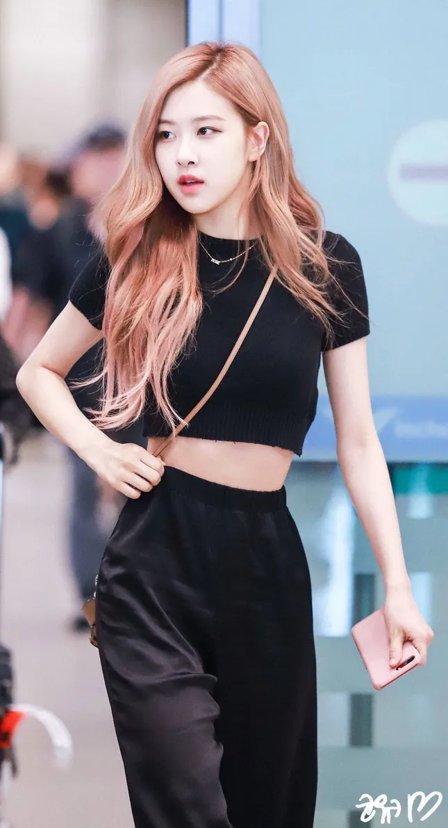 Rosé (BLACKPINK) tiết lộ vòng eo không nhỏ như lời đồn nhưng netizen cho rằng cô nói dối ảnh 3