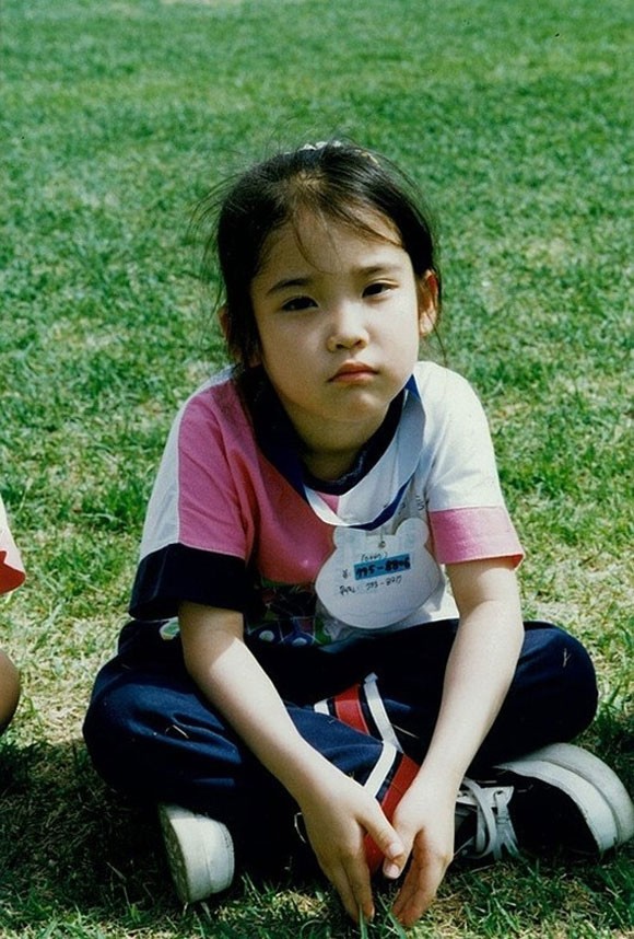 Jang Won Young (IZ*ONE) lộ ảnh thời cấp Hai, bị nghi đã cắt mí để trông hoàn hảo hơn? ảnh 1