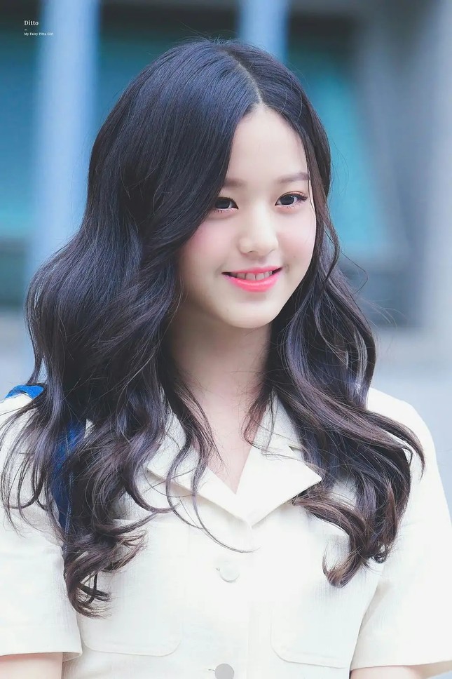 Jang Won Young (IZ*ONE) lộ ảnh thời cấp Hai, bị nghi đã cắt mí để trông hoàn hảo hơn? ảnh 4