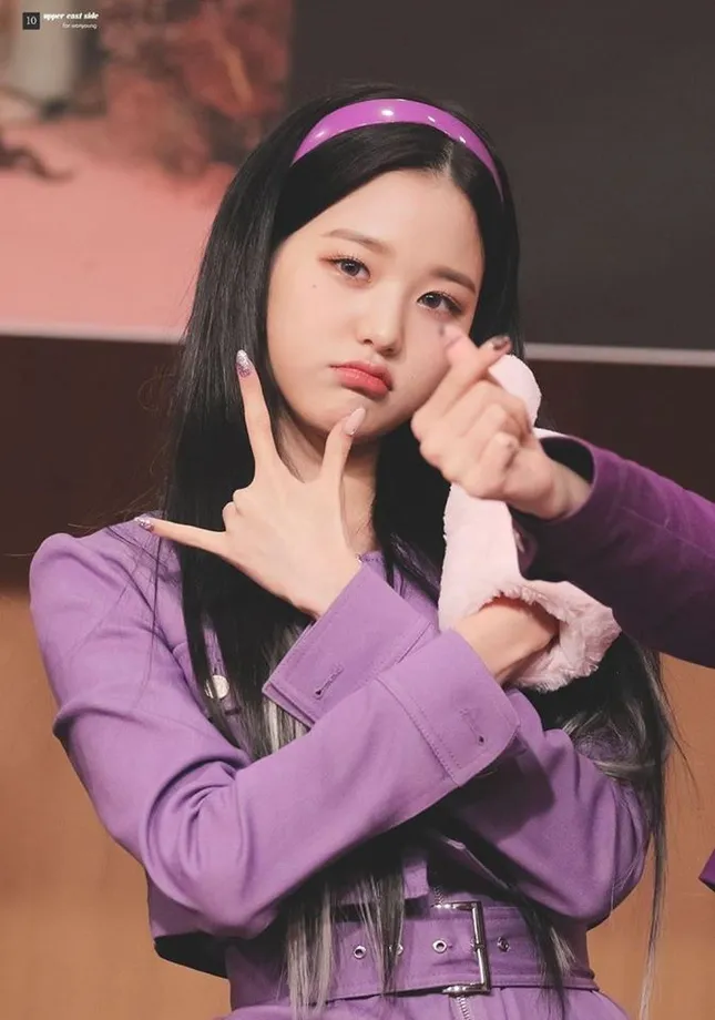 Ngoài chân dài như “Thủy thủ Mặt Trăng”, Jang Won Young (IZ*ONE) còn có 2 bàn tay cực phẩm ảnh 6