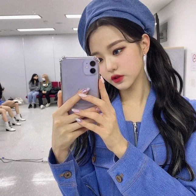 Ngoài chân dài như “Thủy thủ Mặt Trăng”, Jang Won Young (IZ*ONE) còn có 2 bàn tay cực phẩm ảnh 5