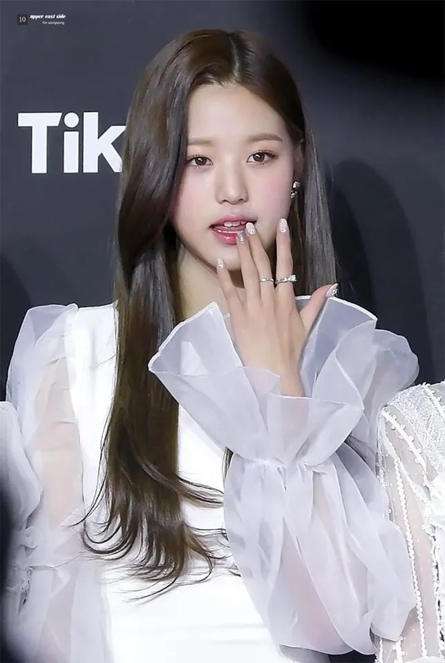 Ngoài chân dài như “Thủy thủ Mặt Trăng”, Jang Won Young (IZ*ONE) còn có 2 bàn tay cực phẩm ảnh 3