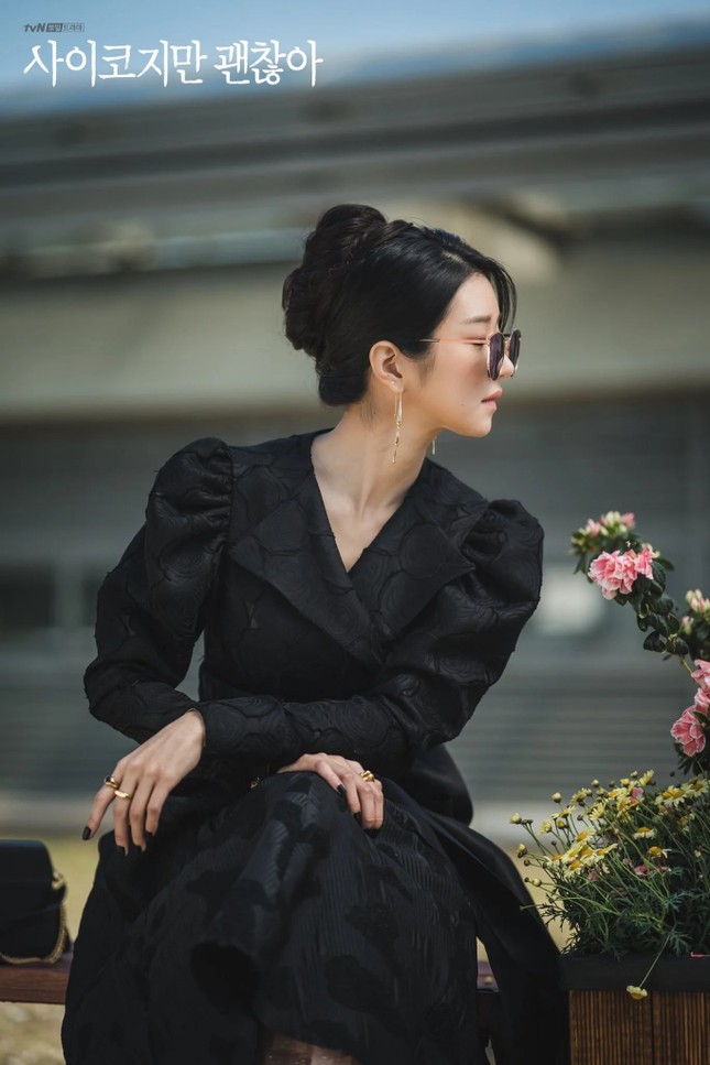 Mặc váy đầm được khen đẹp bao nhiêu nhưng khi diện quần thì Seo Ye Ji lại mất điểm ảnh 7
