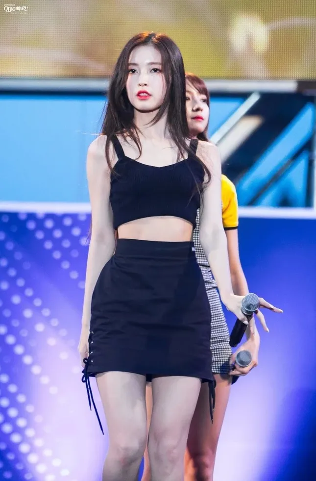 Đây chính là đối thủ của Rosé (BLACKPINK) cạnh tranh ngôi vị “Nữ hoàng crop-top” ảnh 3
